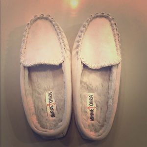 minnetonka moccasin slides with fuzzy inside